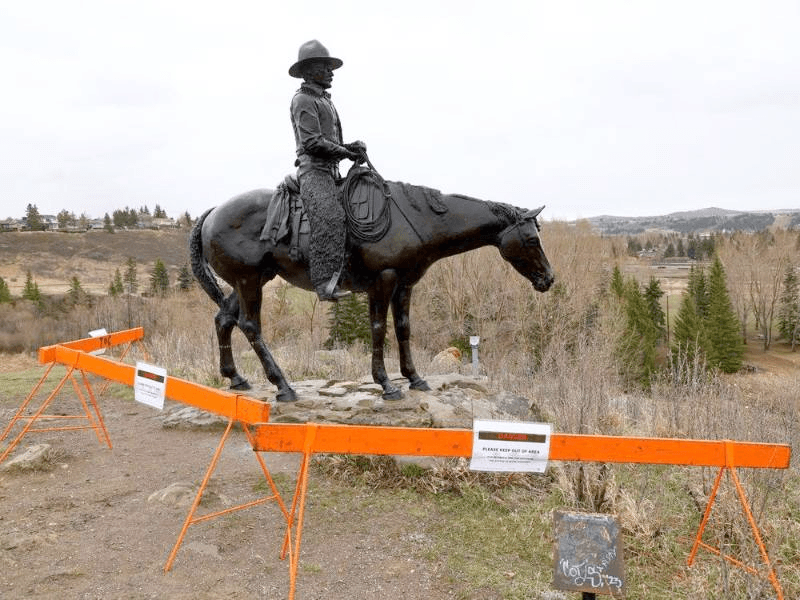 metal horse statue